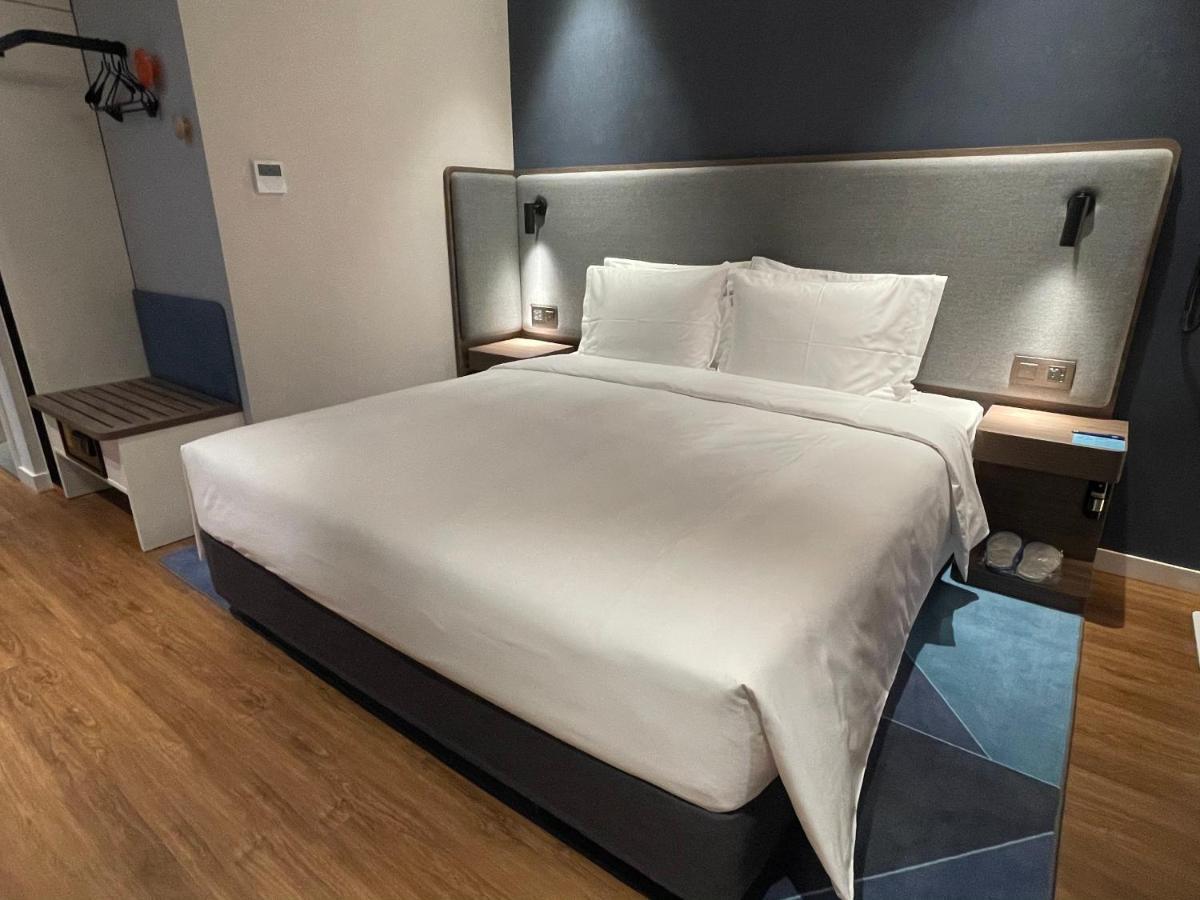 Holiday Inn Express Zhuhai Gongbei, an IHG Hotel Bagian luar foto