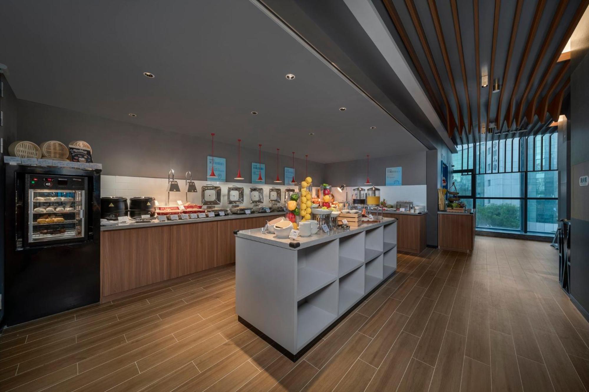 Holiday Inn Express Zhuhai Gongbei, an IHG Hotel Bagian luar foto
